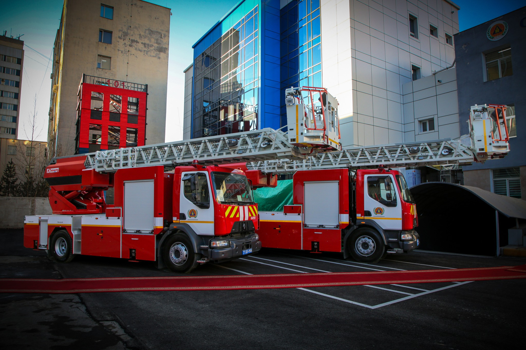 ГАЛ ТҮЙМЭР УНТРААХ 42М УРТТАЙ АВТОМЕХАНИК ШАТНЫ 2 АВТОМАШИНЫГ ХҮЛЭЭЛГЭН ӨГЛӨӨ